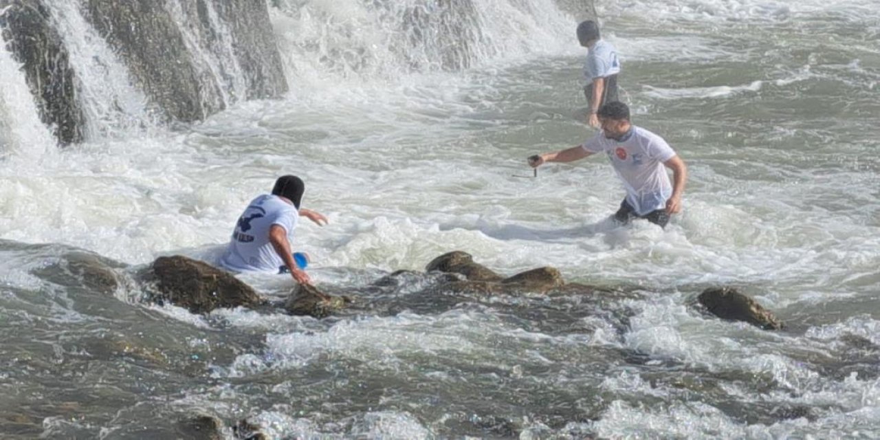 Kış turizmine dikkat çekmek için eksi 6 derecede suya girdiler