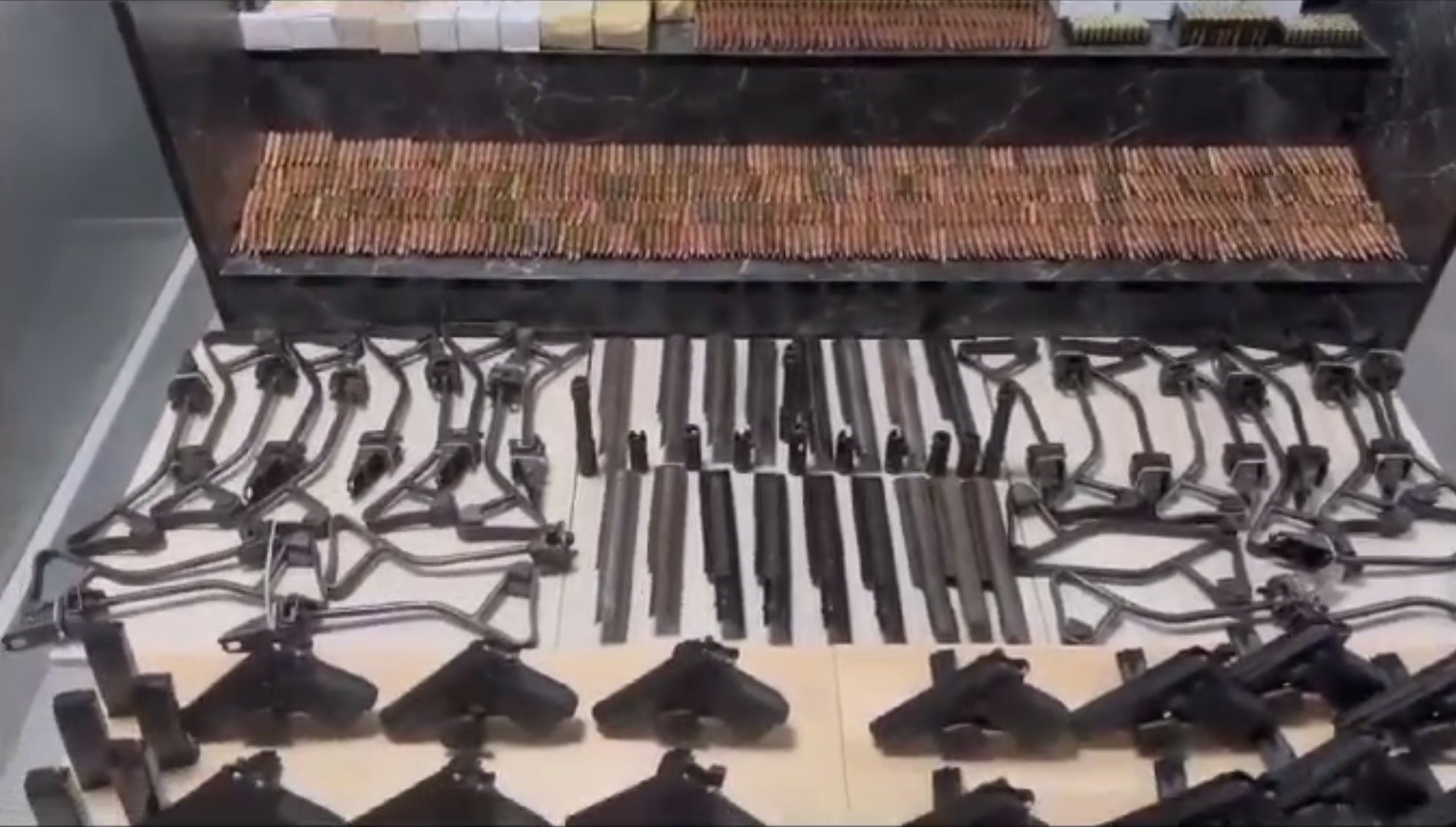 İş yerinden cephanelik çıktı