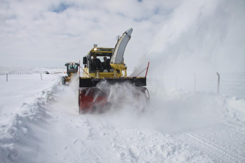 Kardan kapanan 375 köy yolu ulaşıma açıldı