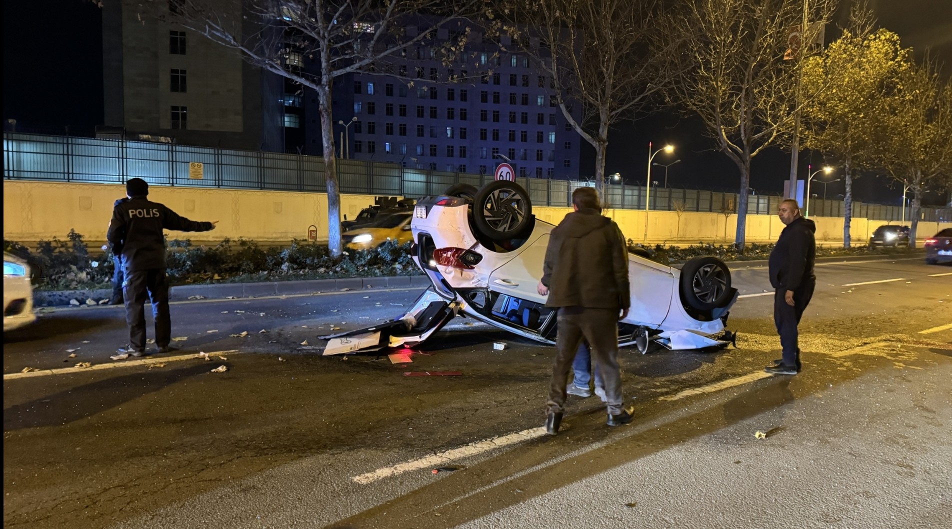 VİDEO - Diyarbakır'da kamyonet ile otomobil çarpıştı; Yaralılar var!