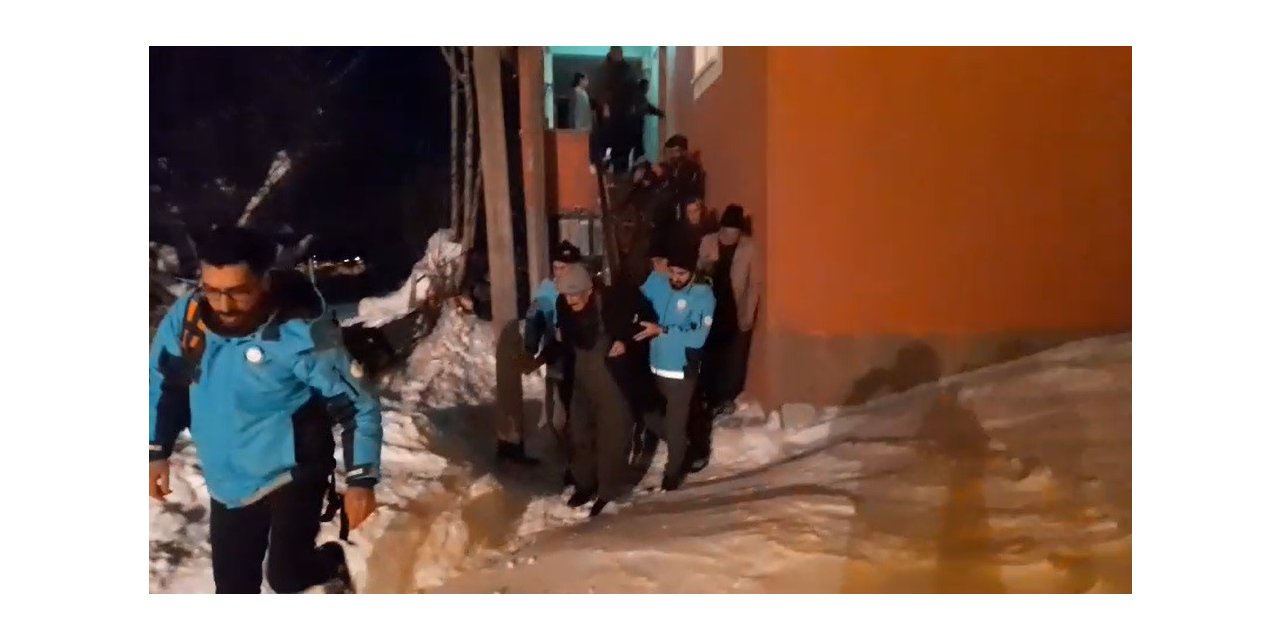 Kar nedeniyle köydeki hastanın yardımına UMKE yetişti