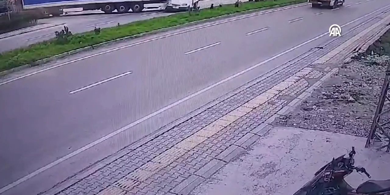 VİDEO - Kamyonet, TIR ve işçi servisiyle çarpıştı; Ölü ve yaralılar var!