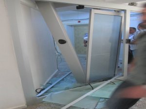 Çiftçiler DEDAŞ binasını kullanılamaz hale getirdi