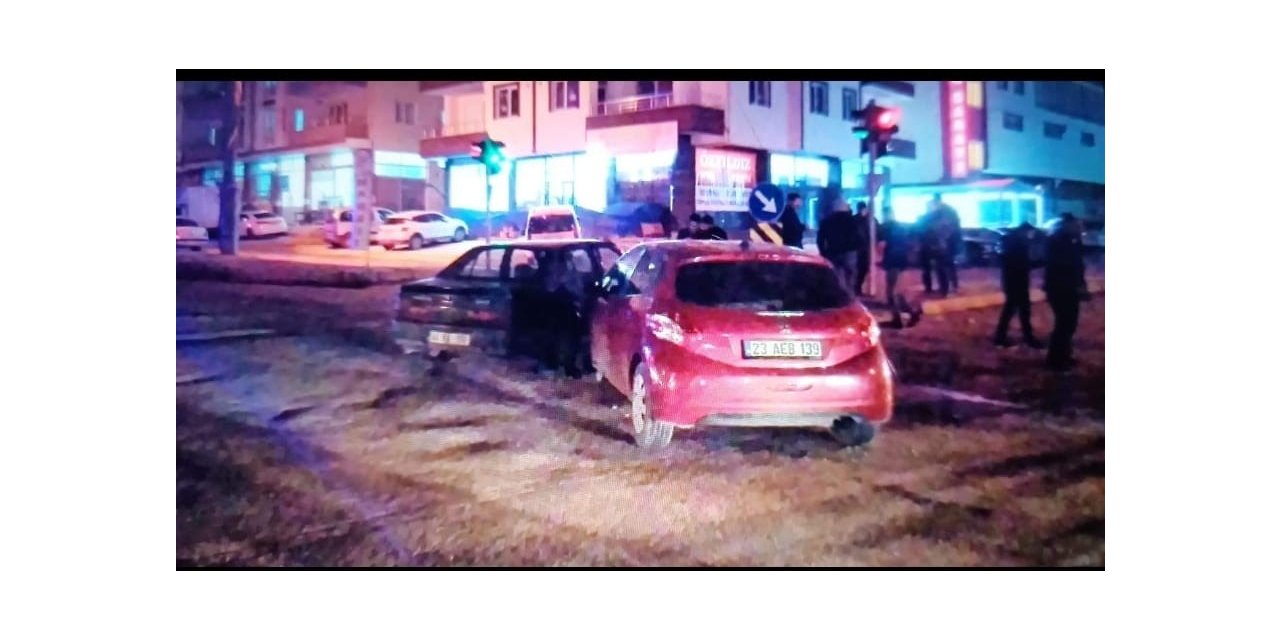 İki araç kaza yaptı :2 yaralı