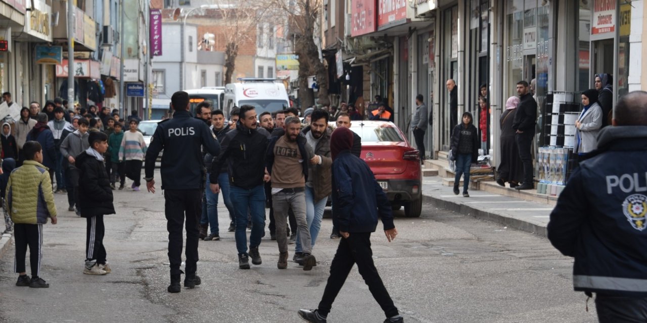 VİDEO - Aile arasında silahlı kavga; Yaralılar var!