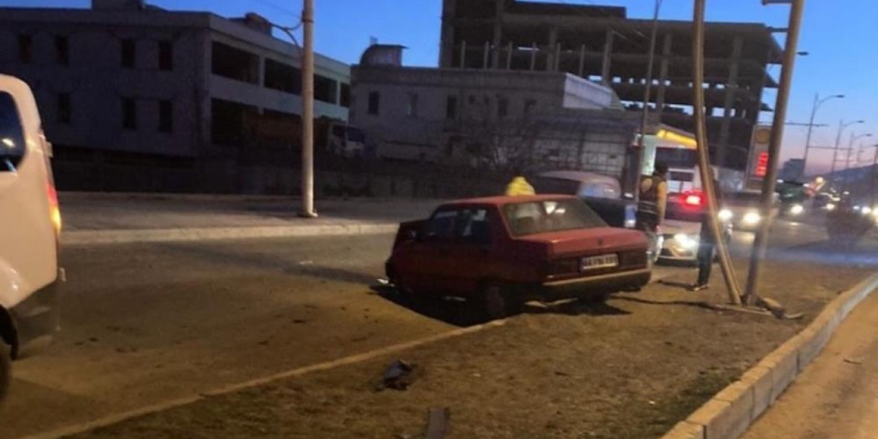 Otomobil refüje çarptı: 1 yaralı