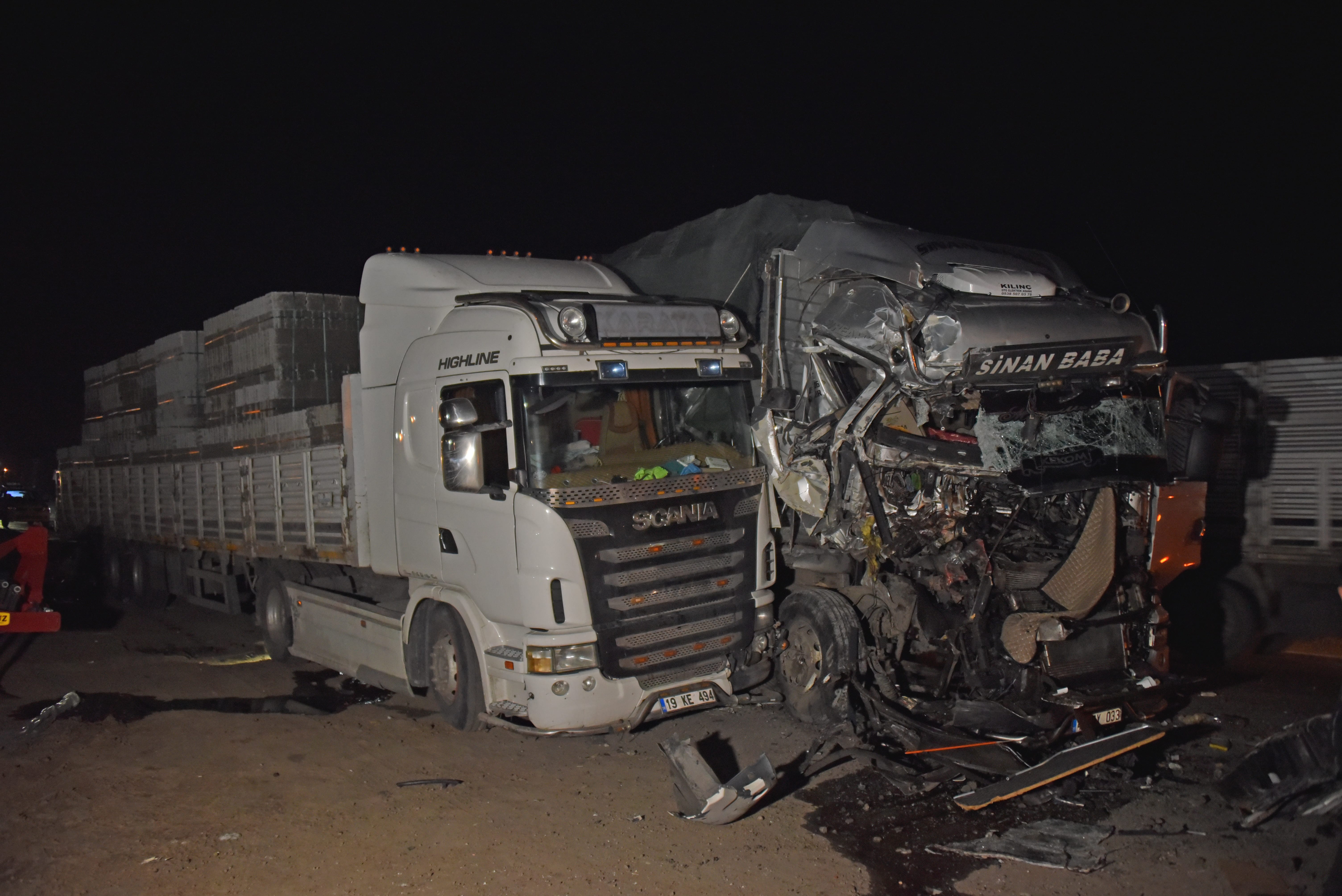 2 TIR çarpıştı, sürücüler yaralandı