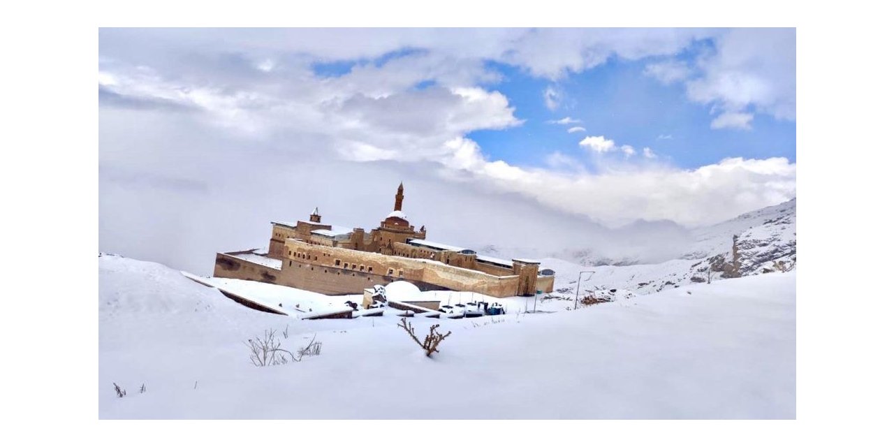 Tarihi saray beyazlar içinde