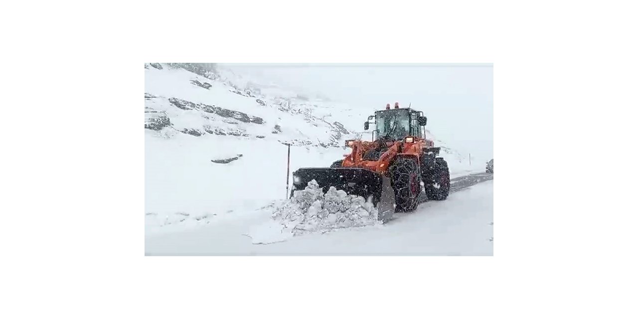 Kardan yolda mahsur kalan araçlar kurtarıldı