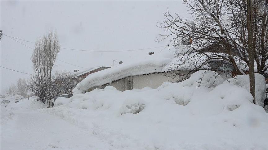Karlıova’da kar nedeniyle okullar tatil edildi