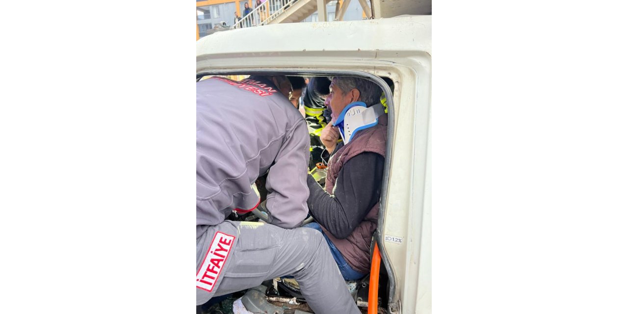 Batman’da kazada sıkışan sürücüyü itfaiye kurtardı