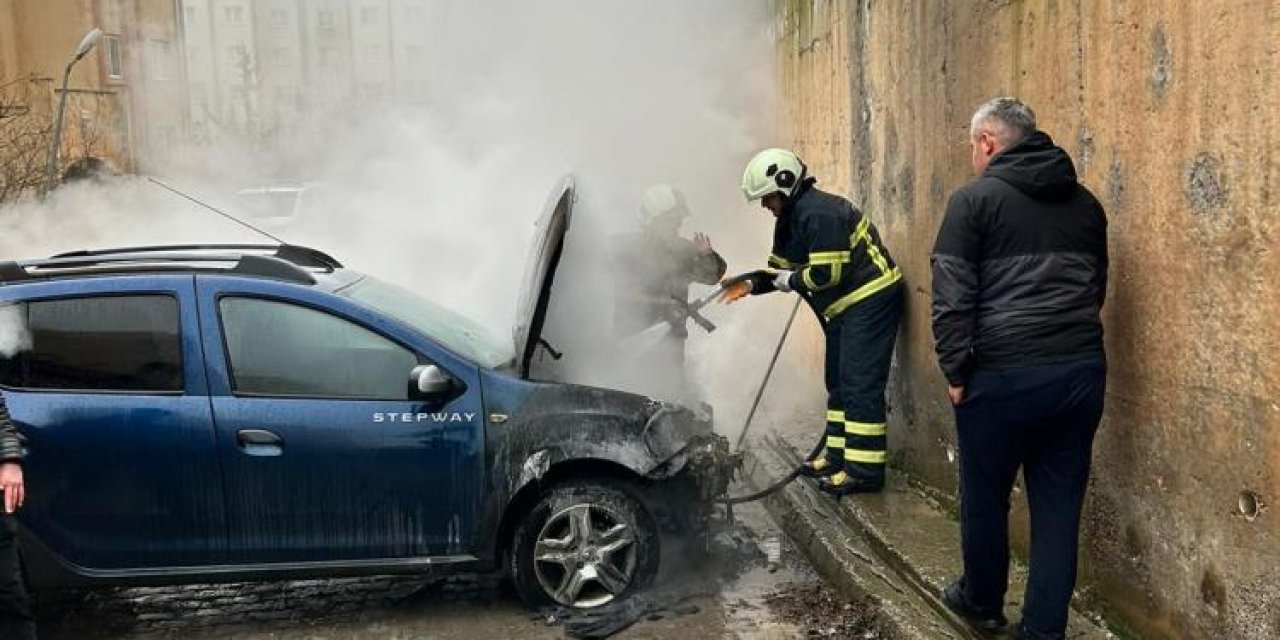 Park halindeki otomobil alev aldı