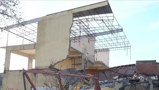 Ağır hasar alan 6 iş yeri çöktü