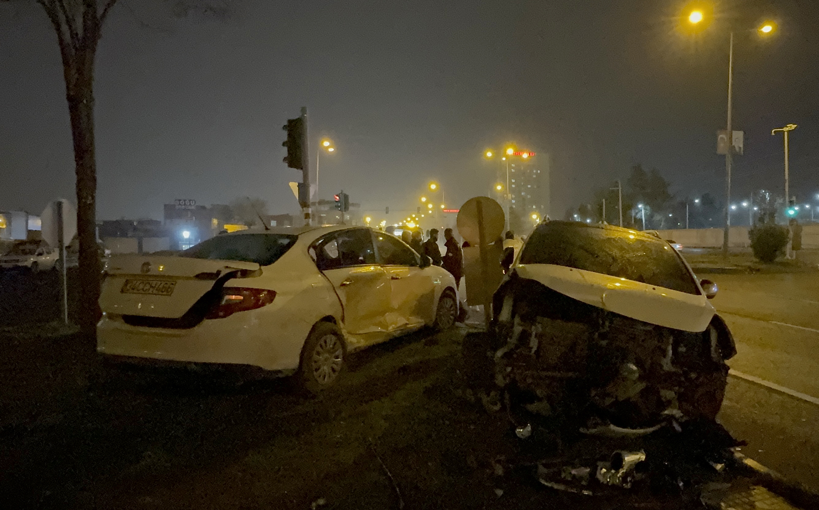 Diyarbakır'da 2 otomobil çarpıştı