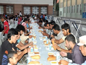Hayırseverlerden Suriyelilere iftar yemeği