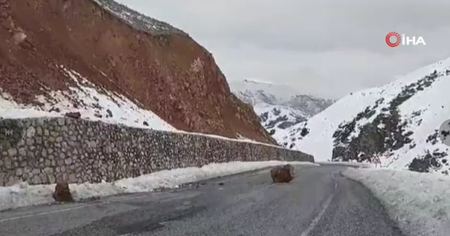 VİDEO - Kaya parçası yola düştü