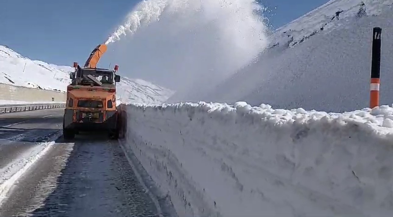 Kardan kapanan yollar açılıyor