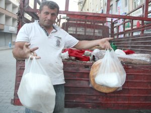 “Kar” kütleleri satarak geçimini sağlıyor