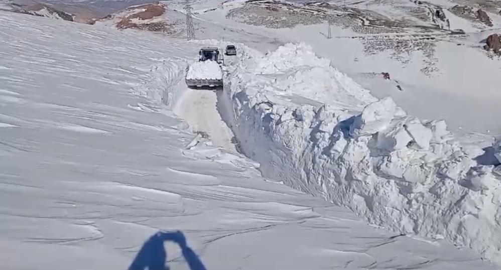 Yüksekova'da metrelerce  kar tüneli oluştu