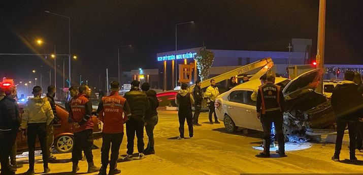 İki otomobil çarpıştı