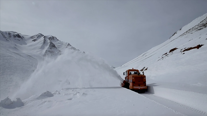 Kardan dolayı kapanan yollar açılıyor