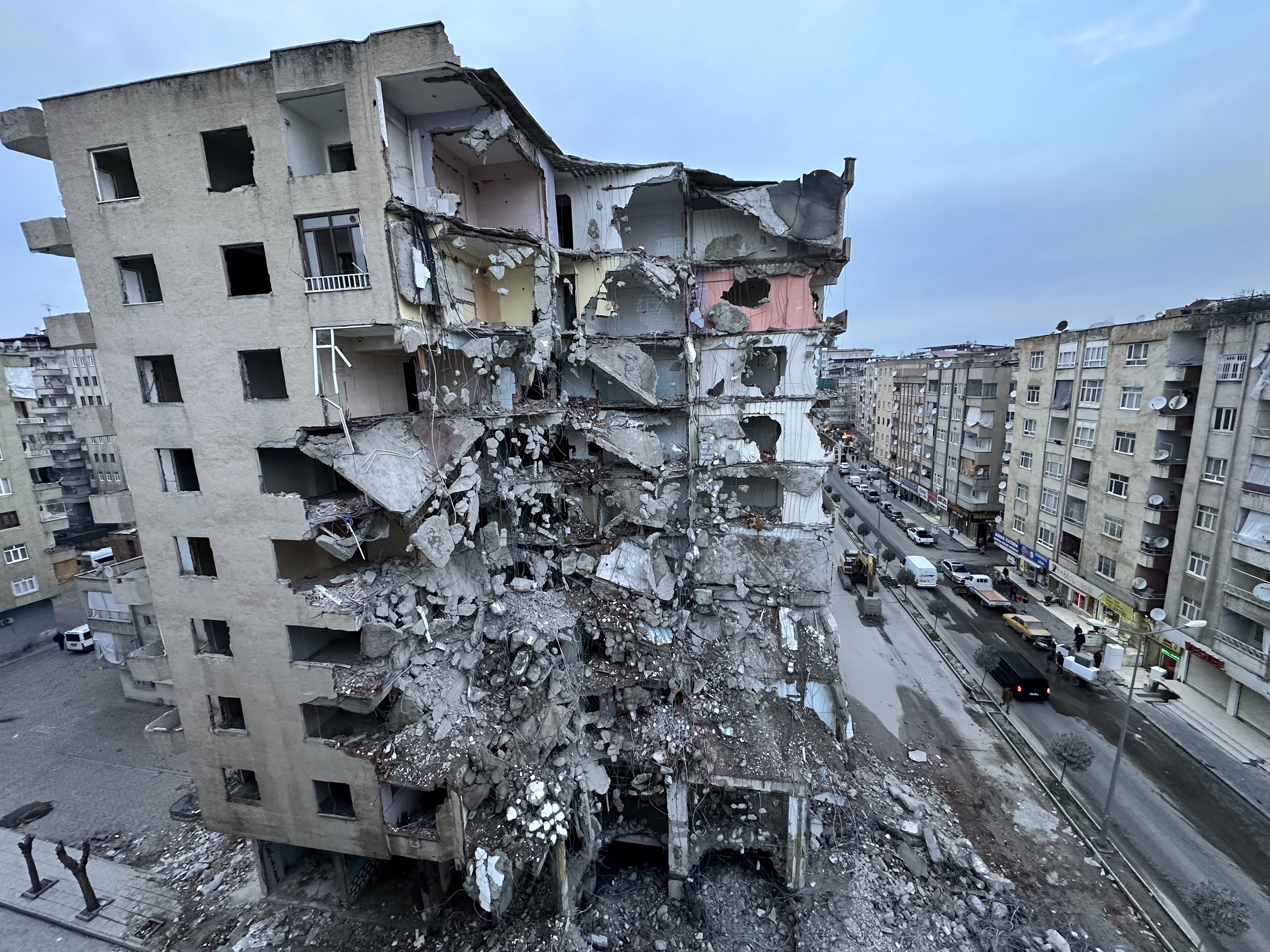 Diyarbakır’da ağır hasarlı binaların yıkımı devam ediyor