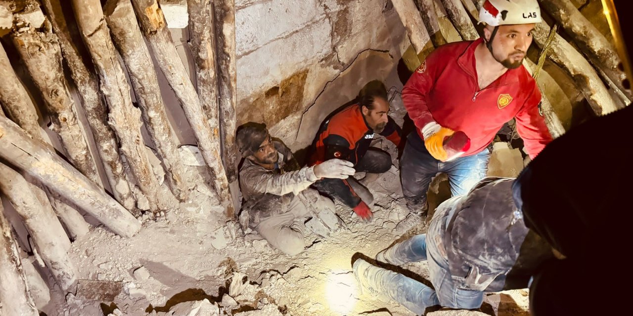 Enkaz altında kalan adamın cansız bedenine ulaşıldı