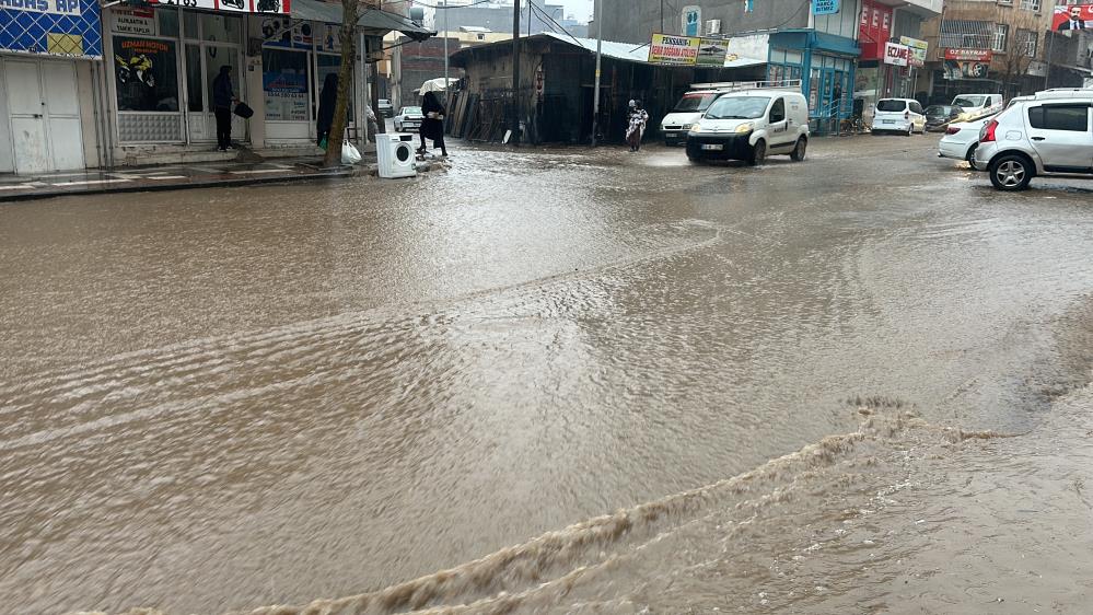 Siverek’te şiddetli yağış su baskınlarına davetiye çıkardı