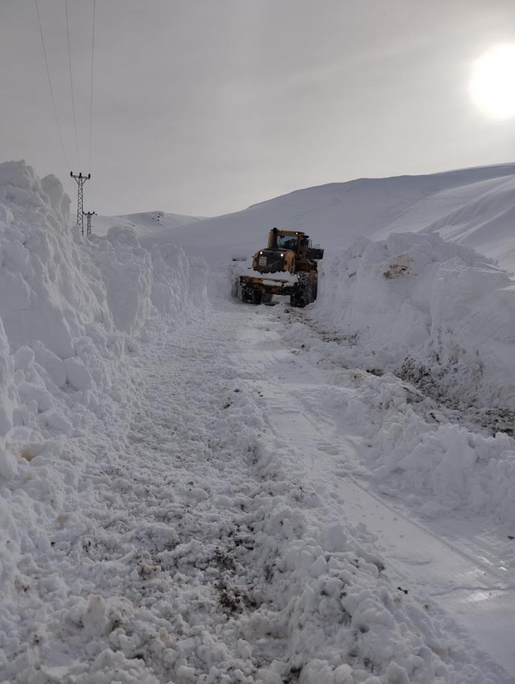 Yüksekova’da  karla mücadele çalışması sürüyor
