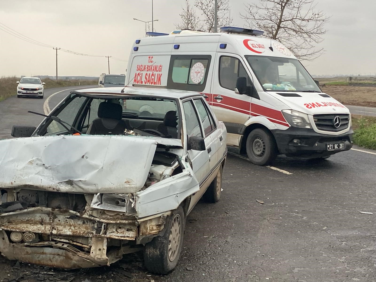 Diyarbakır’da otomobil ile minibüs çarpıştı