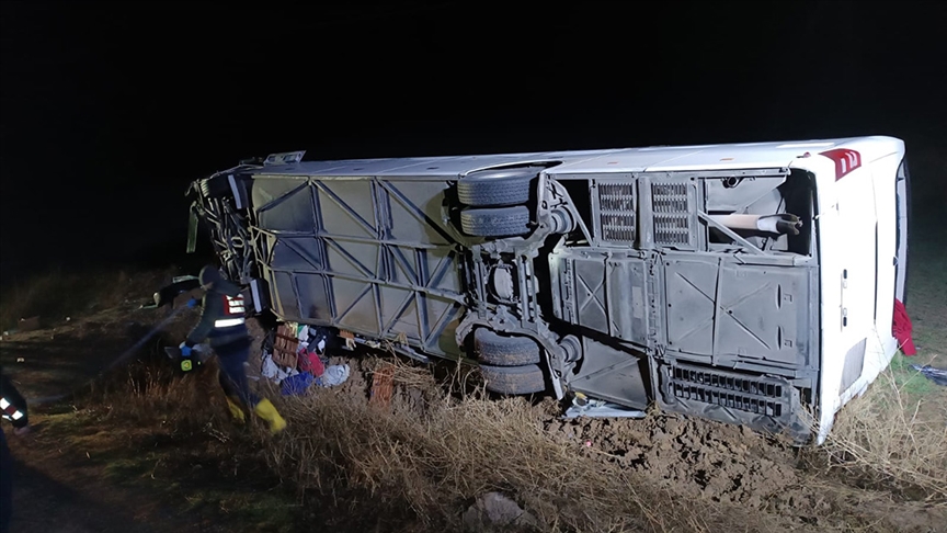 Yolcu otobüsü devrildi: 19 yaralı