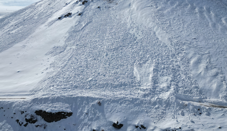 Çığ nedeniyle kapanan yol açıldı