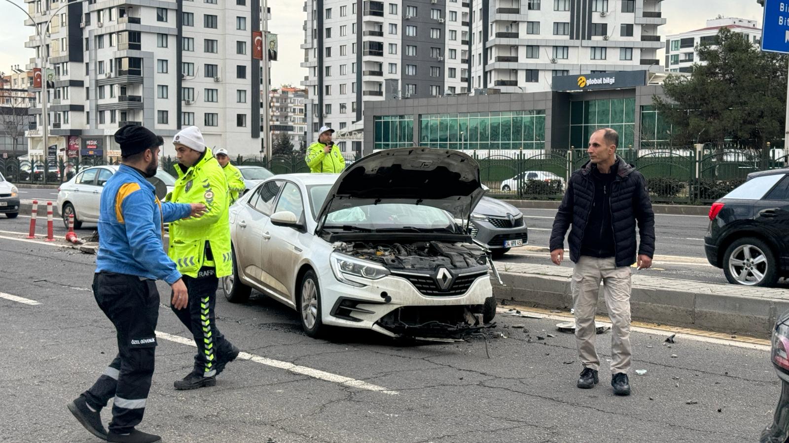 Diyarbakır'da otomobil refüje çarptı