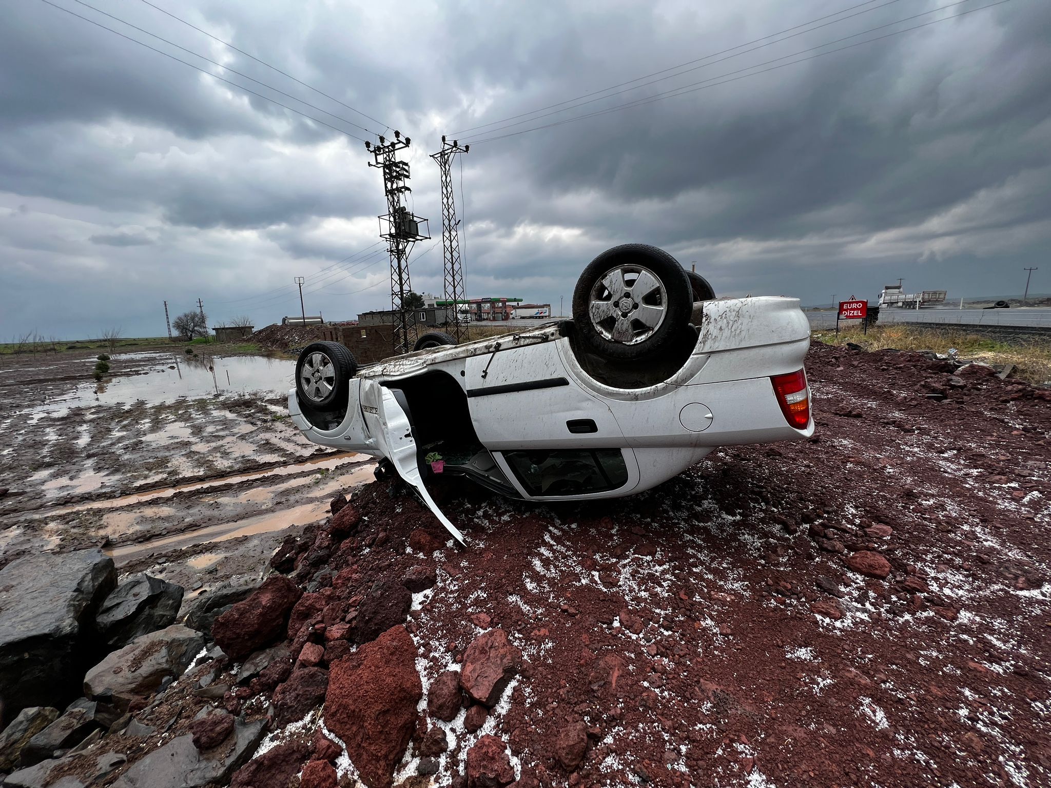 Otomobil şarampole yuvarlandı!