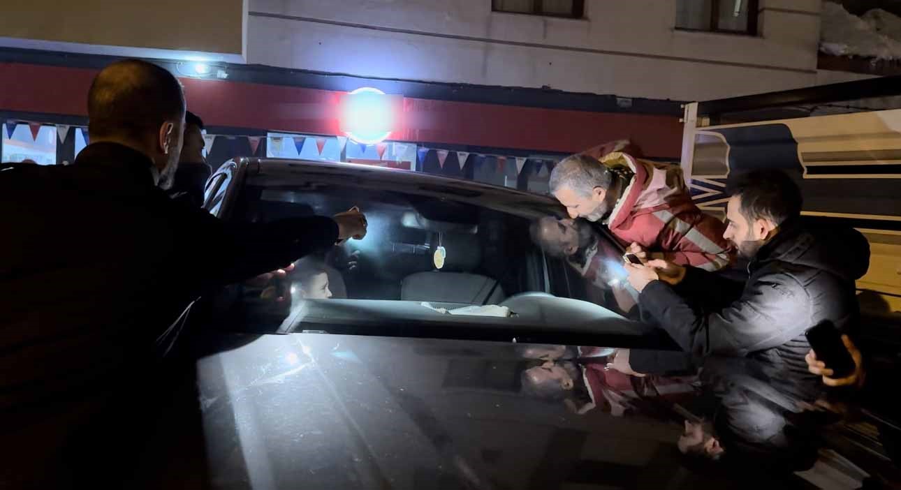 Çocuk, otomobilin içinde kilitli kaldı