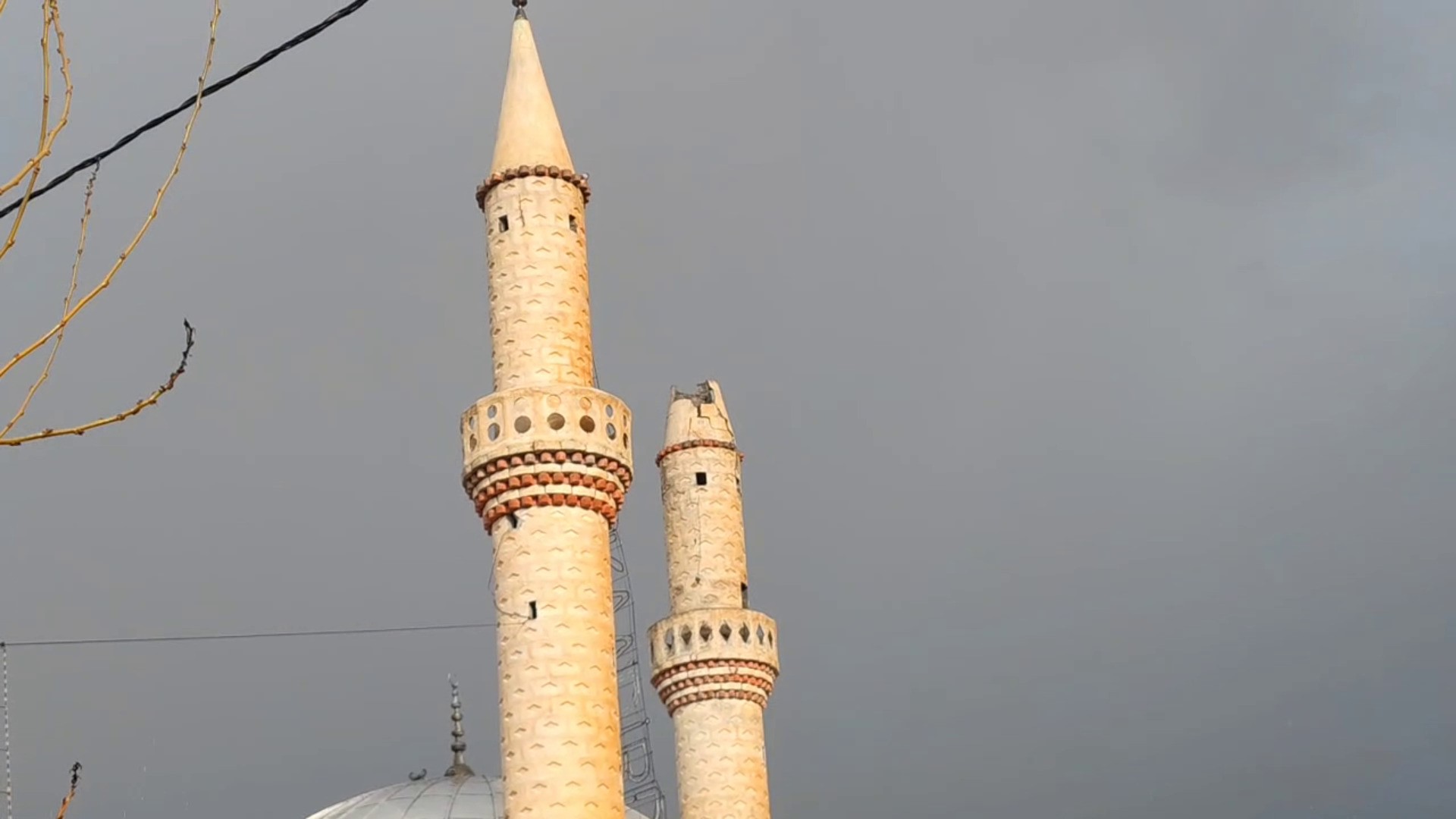 Caminin minaresine yıldırım isabet etti