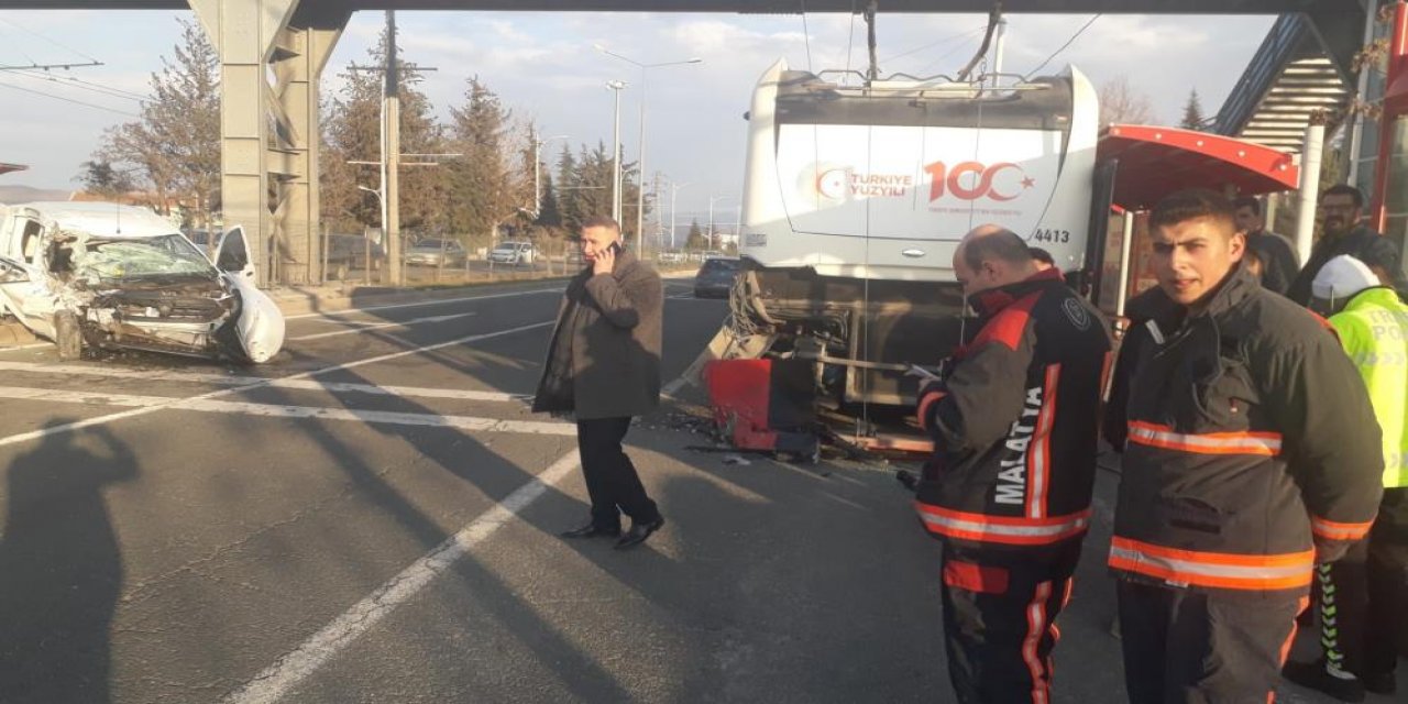 Hafif ticari araç trambüsle çarpıştı: 1 ölü, 2 yaralı