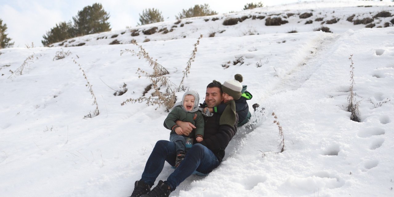 Çocuklar poşetlerle kayak keyfi yaptı