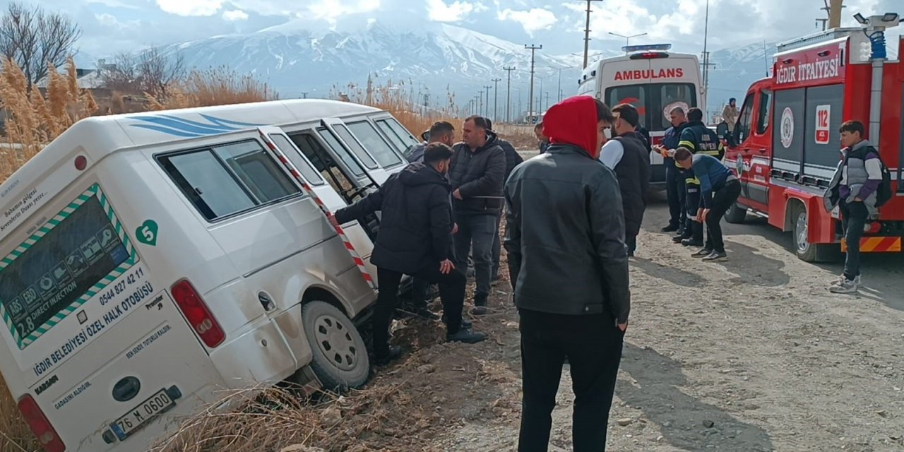 Minibüs tahliye kanalına düştü