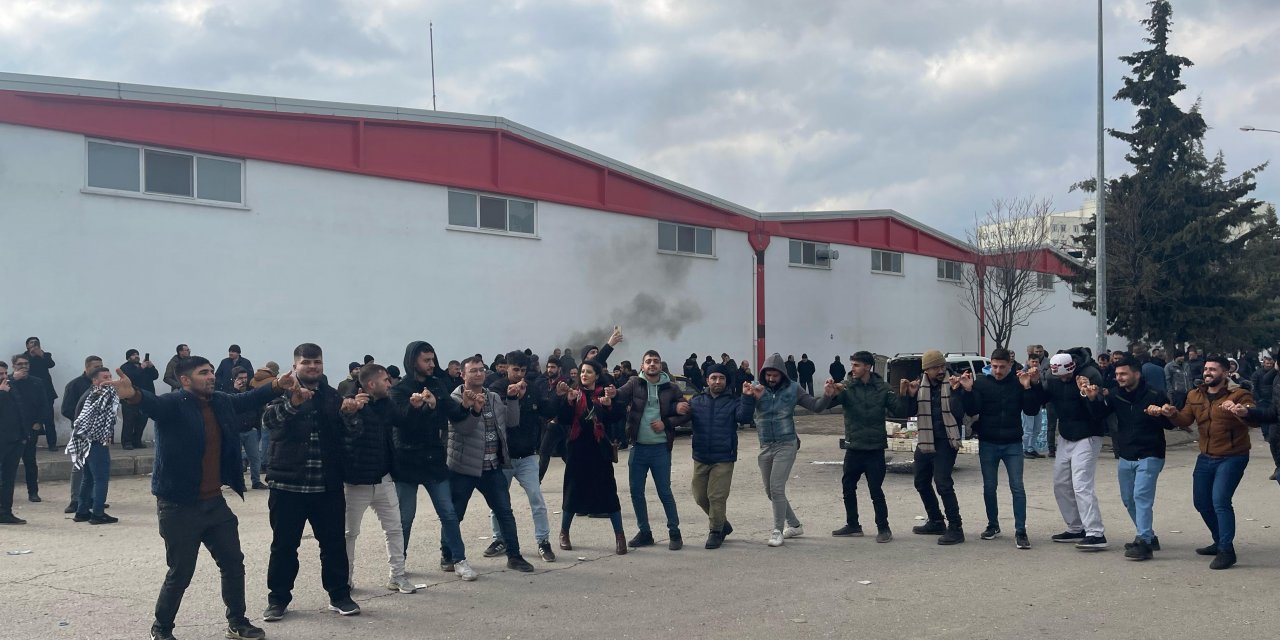 'Zam yap patron' şarkısını çalan işçi hem işten atıldı hem para cezası kesildi