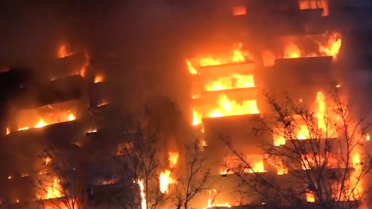 14 katlı bina alevler içinde kaldı