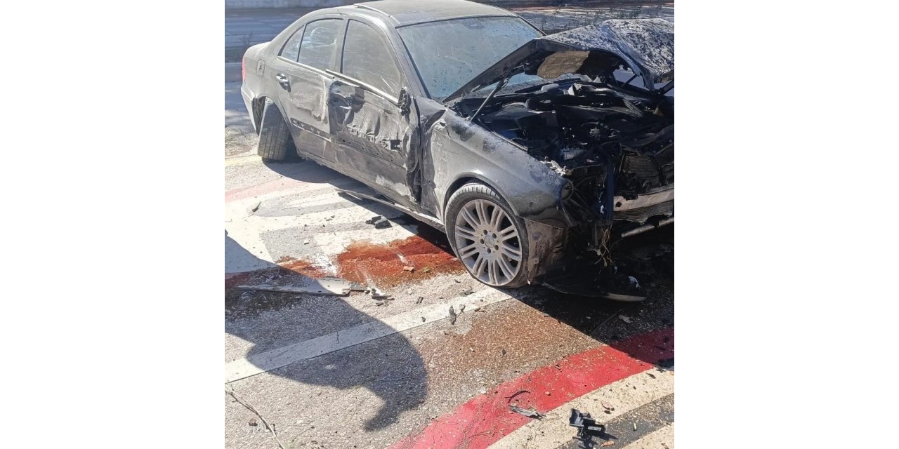 Araç kaldırıma çarptı