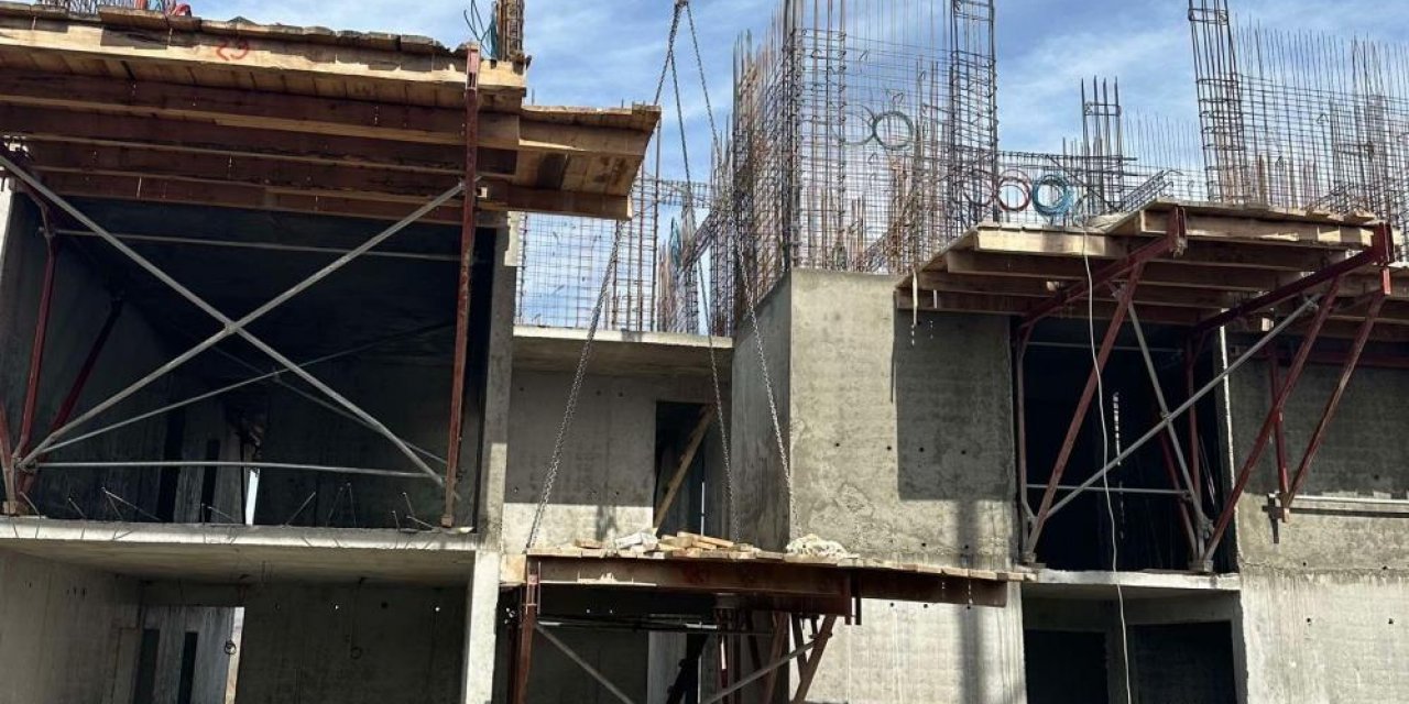 İnşattan düşen iki işçi hayatını kaybetti