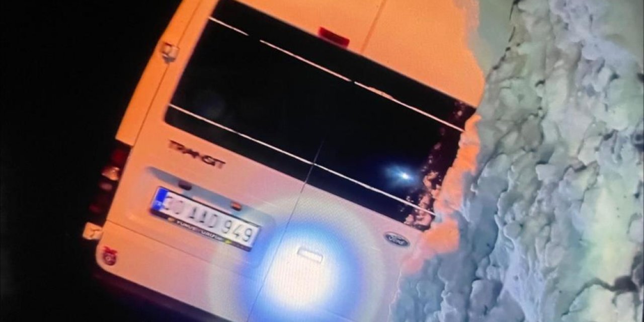 Çığın sürüklediği minibüs şarampole yuvarlandı: 1 ölü, 14 yaralı