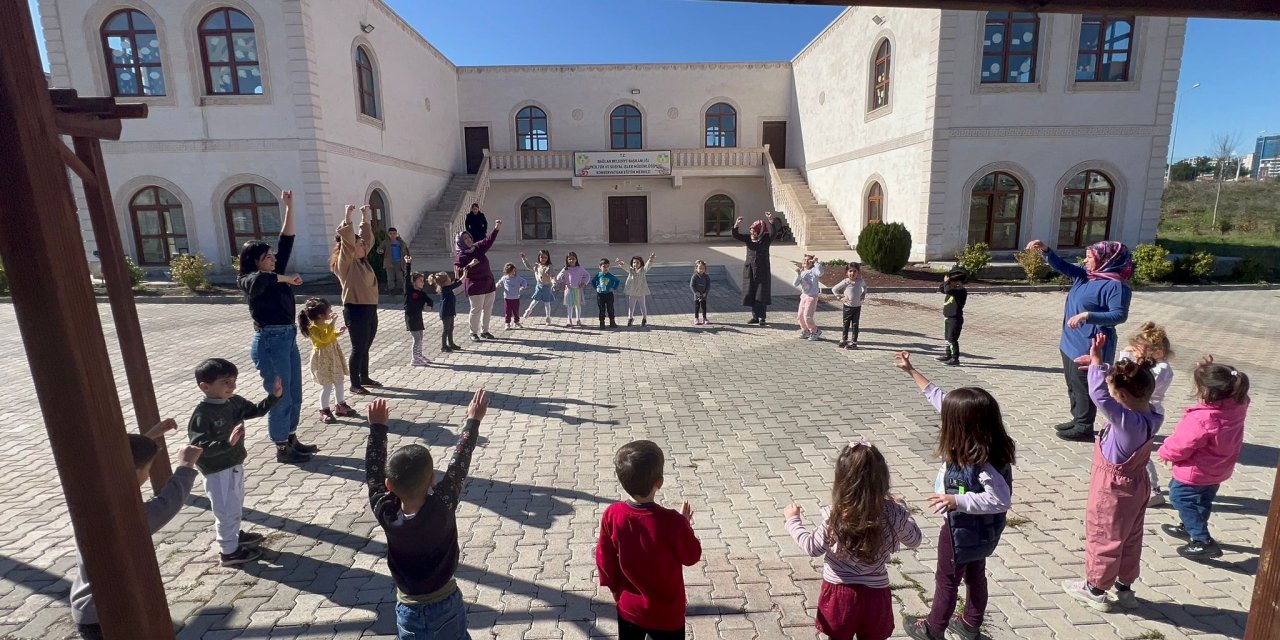 VİDEO - Çocuklar baharı getirdi!