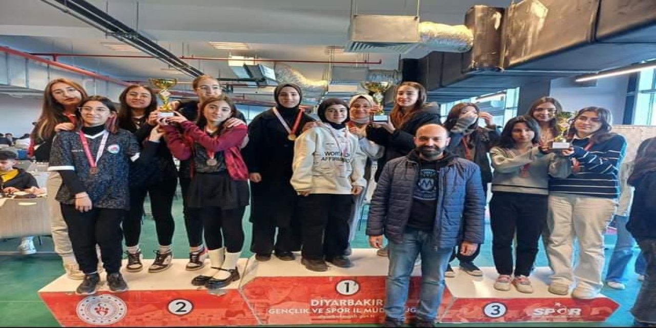Kız öğrenciler Satranç Turnuvasında yine birinci