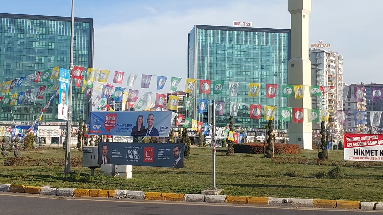 VİDEO - Diyarbakır'da Siyasi Partilerin Bayrakları ve posterleri süsleyen tek kavşak