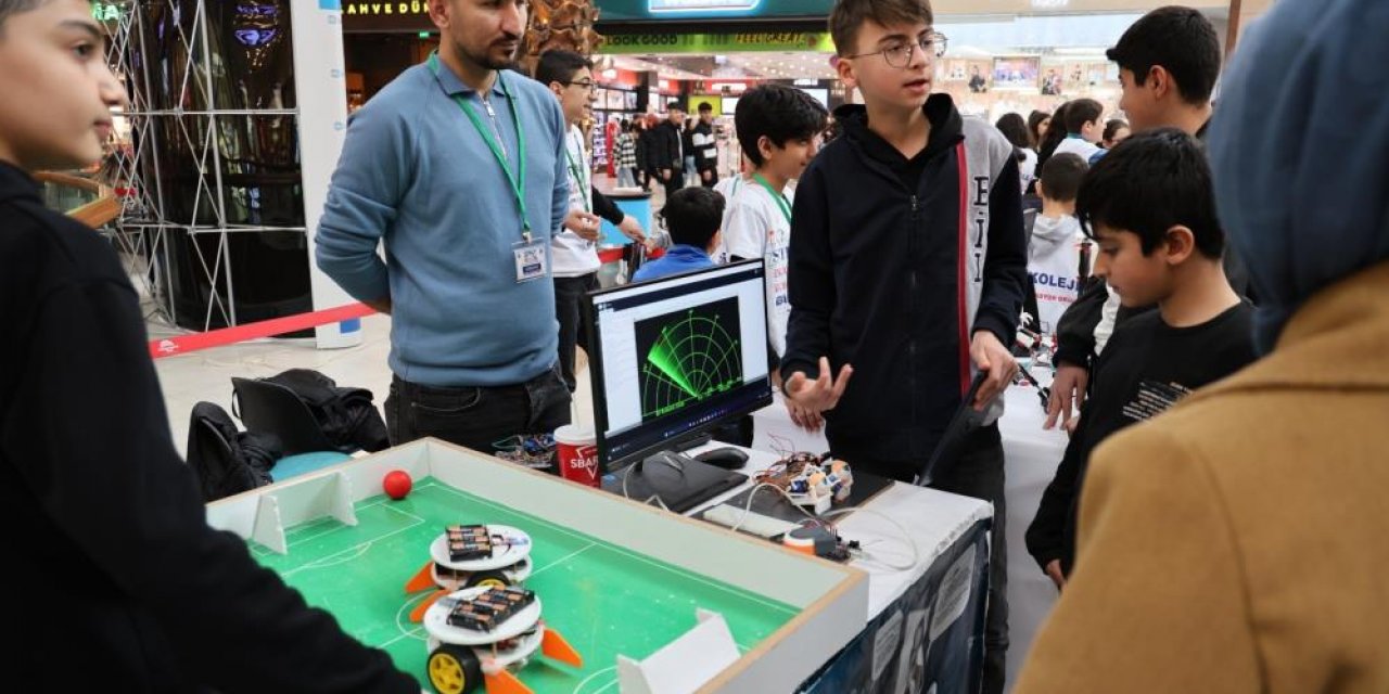 Çocuklar bilim fuarında çalışmalarını sundu