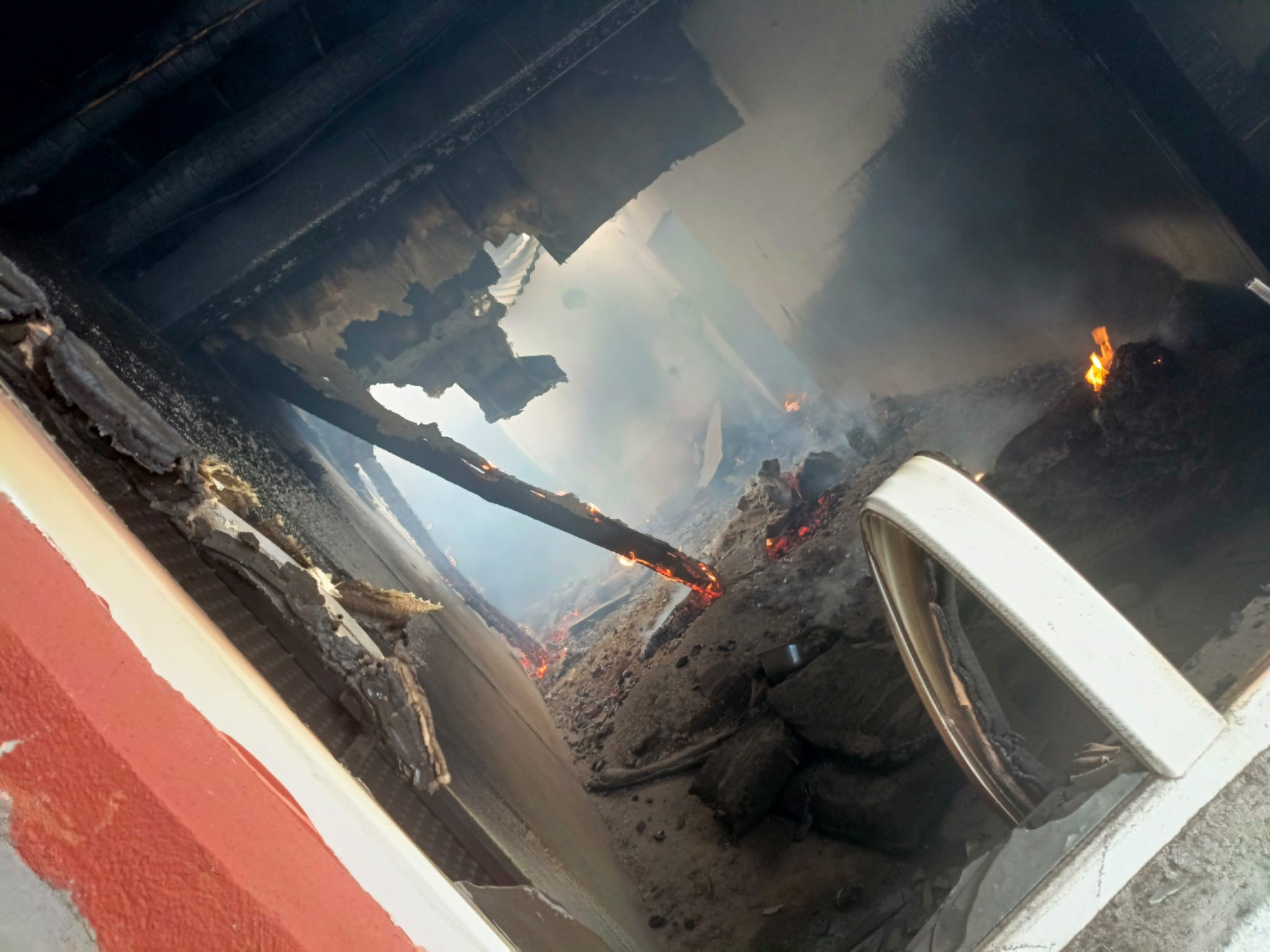 Yıldırım düştü, ev kül oldu