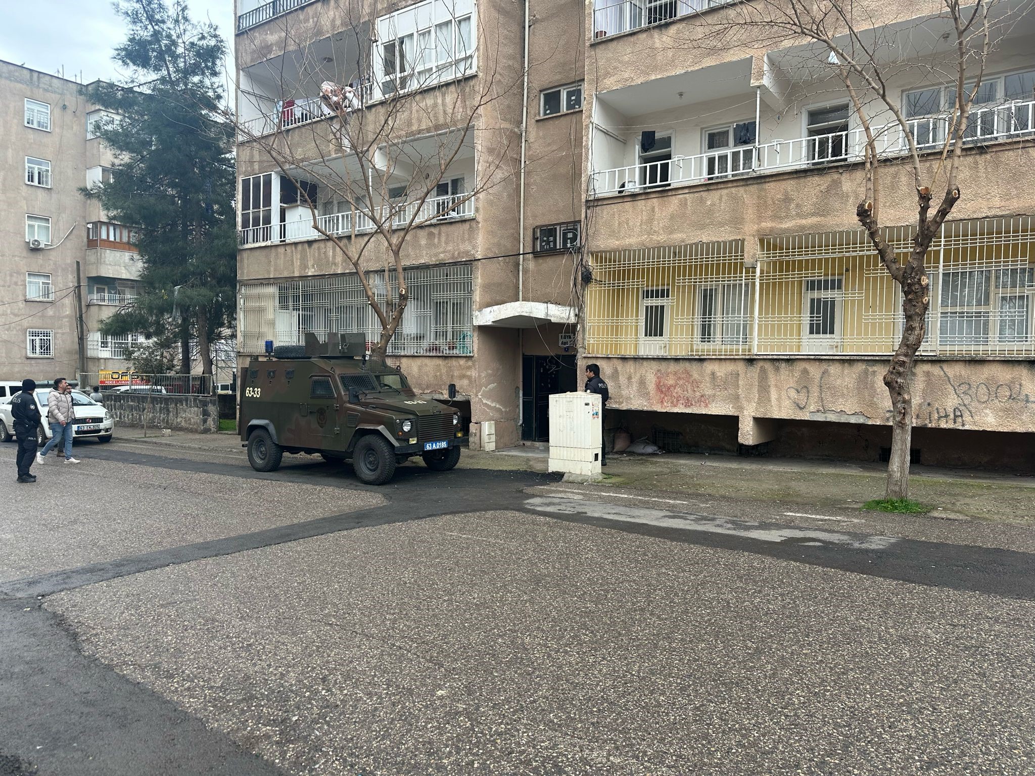 Eşini silahla rehin alan şüpheli polislere ateş açtı